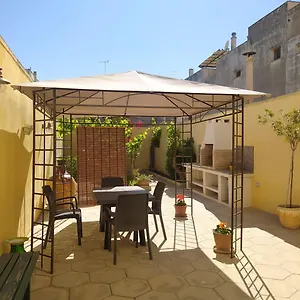 https://la-casetta-con-cortile.lecce-hotels.com